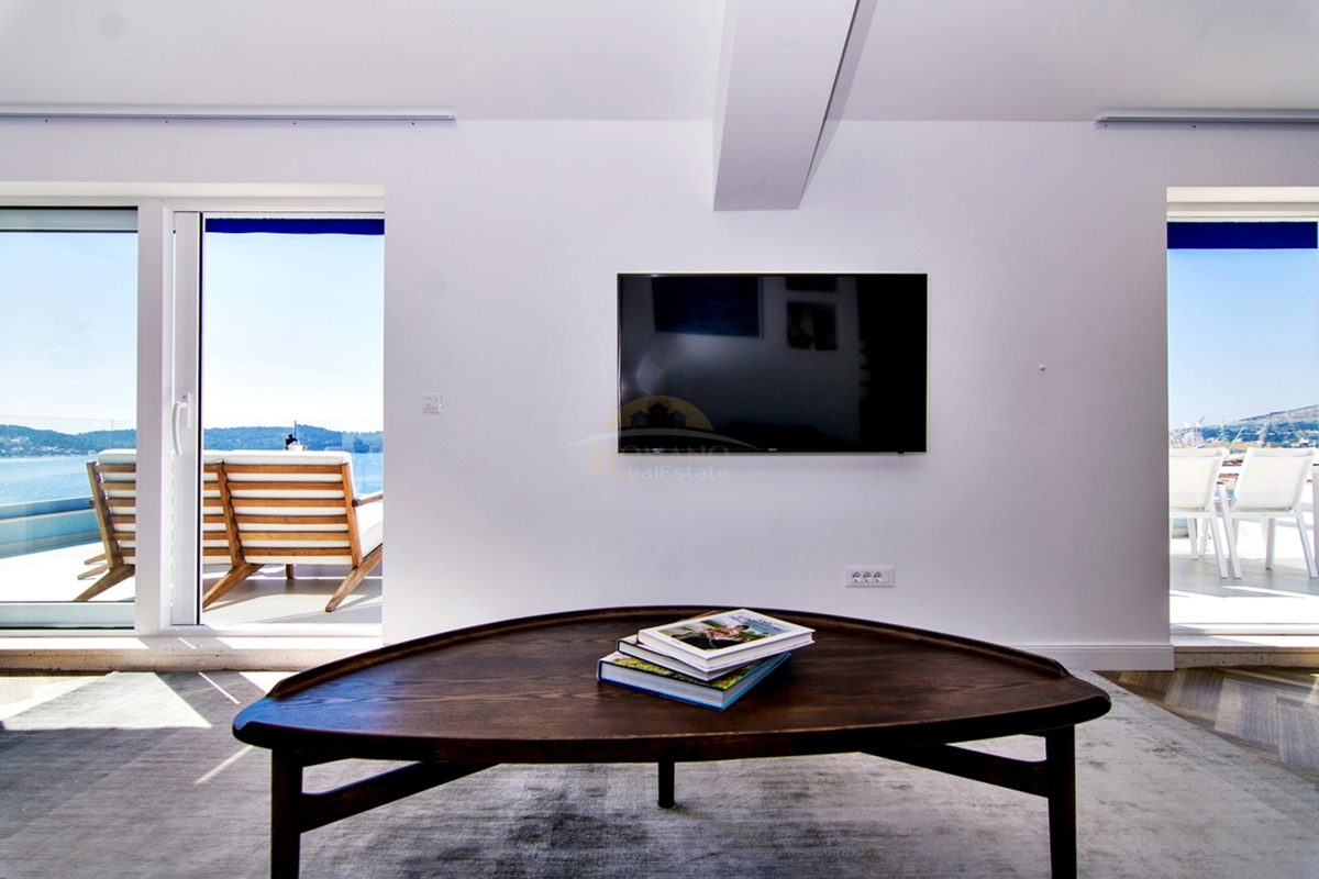 Čudovit penthouse oddaljen le 50 m od morja na otoku Čiovu - 240 m2